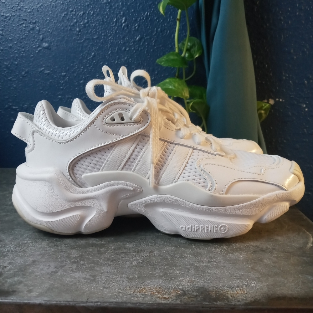 🔥Adidas magmur size 7 women's shoe 🔥